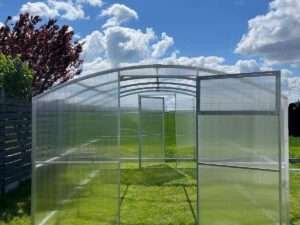 Šiltnamis GerasPlius su tiesių sienų konstrukcija